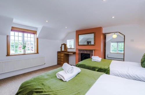 Dodleston House | Exclusive 3BR Dodleston Stay Sleep 5 Family & Contractors