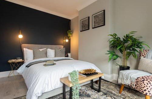 Olton House | Exclusive Premium Large Solihull House - The Chapters - NEC Sleeps 9