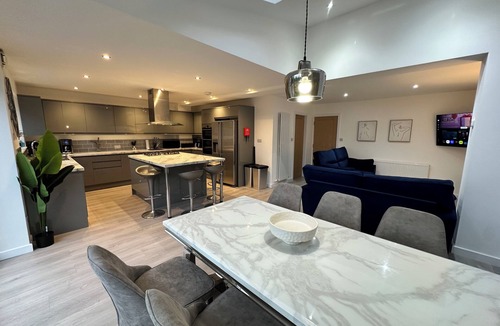 Olton House | Executive 6 Bedroom Home Near NEC & Airport