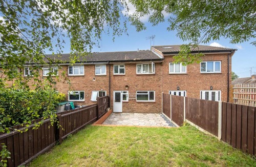 Luton Apartment | Executive One Bedroom Maisonette - Garden Access & Free Parking - Prime Location
