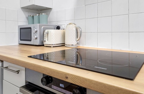 Richmond-upon-Thames Apartment | Experience a beautifully maintained home in a quiet setting,