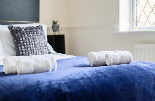 Walton-on-Thames House | Experience Surrey 2Bed Home in Walton with Parking - Pass the Keys