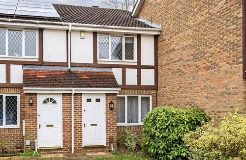 Walton-on-Thames House | Experience Surrey 2Bed Home in Walton with Parking - Pass the Keys