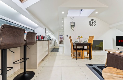 Smethwick Apartment | Exquisite 2-bedroom Penthouse -Sleeps 7-Free Parking+ Workspace + Wi-Fi