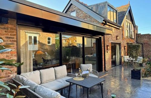 Walkden House | Exquisite 2bed Coach House, 10min to CC, Terrace