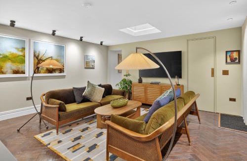 Walkden House | Exquisite 2bed Coach House, 10min to CC, Terrace