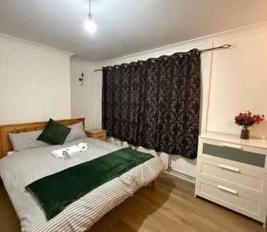 Dartford House | Exquisite King-sized Bedroom - Free Parking