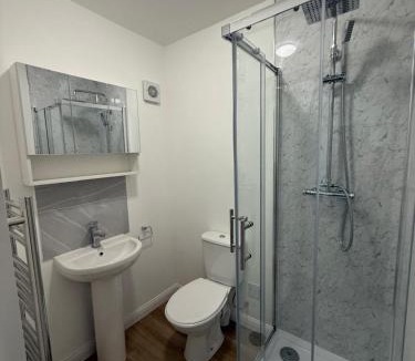 Dartford House | Exquisite King-sized Bedroom - Free Parking