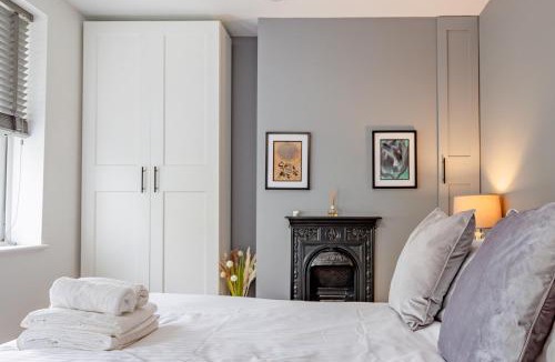 Hereford House | Exquisite Renovation in Central Location with Garden and Parking