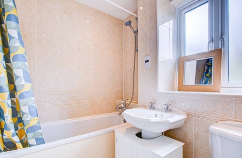 Ipswich House | Extra Large Unit With Own Bathroom + Parking