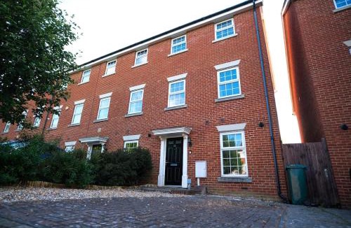 Rochester House | Extraordinary Tranquil Rochester Free Parking X 2