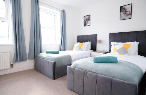 Rochester House | Extraordinary Tranquil Rochester Free Parking X 2