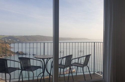 West Looe Apartment | Fabulous 3 bed Apartment with Balcony, Panoramic Sea Views & Free onsite parking