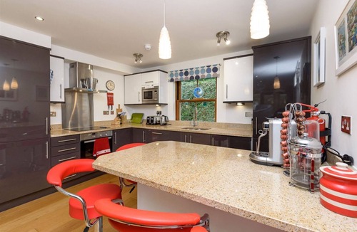West Looe House | Fabulous modern apartment for 4 with parking, close to the town centre.