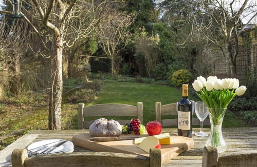 Moreton-in-Marsh House | Fairfields, Moreton-in-Marsh, sleeps 6 guests in 3 bedrooms