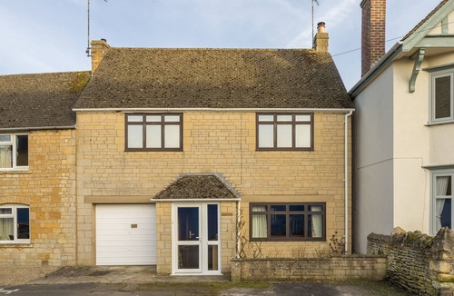 Moreton-in-Marsh House | Fairfields, Moreton-in-Marsh, sleeps 6 guests in 3 bedrooms