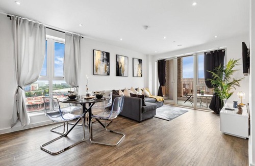 Gascoigne Apartment | Fantastic 2 bed Flat with view IG11