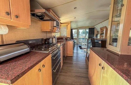 Skegness House | Fantastic caravan with stunning lake views at Southview Holiday Park ref 33002ML