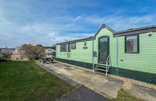 Skegness House | Fantastic caravan with stunning lake views at Southview Holiday Park ref 33002ML