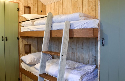 Romsey Cottage | Fantastic shepherd’s hut with stunning views is the ultimate stay for your next getaway.