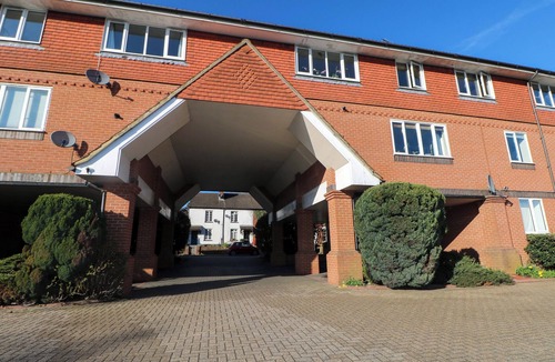 Farnham Cottage | FARNHAM PARK APARTMENT, family friendly in Farnham