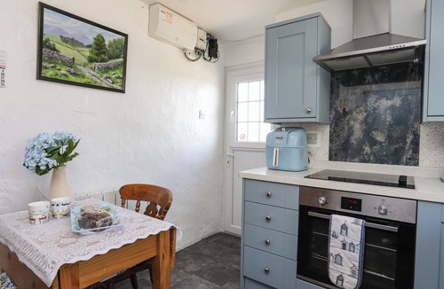 Caergeiliog House | Ffrwd