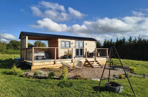 Llanon Cottage | FIR TREE SHEPHERD'S HUT, romantic, with hot tub in Llanon