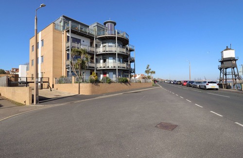 Dovercourt Cottage | Flat 19 By The Beach