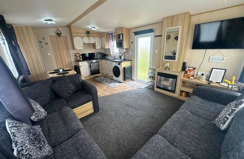 Leysdown-on-Sea House | Fluffy Caravan Sleeps 4, Pet-friendly
