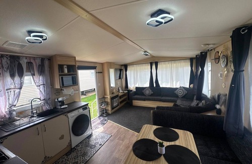 Leysdown-on-Sea House | Fluffy Caravan Sleeps 4, Pet-friendly