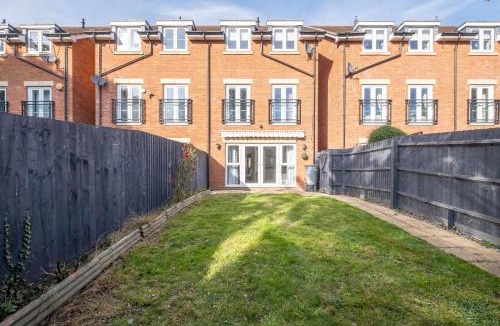 Langley Marish House | Foxherne 6BDR 3BA Serviced House with Parking - Slough By 360Stays