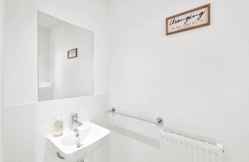 Langley Marish House | Foxherne 6BDR 3BA Serviced House with Parking - Slough By 360Stays
