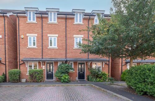 Langley Marish House | Foxherne 6BDR 3BA Serviced House with Parking - Slough By 360Stays