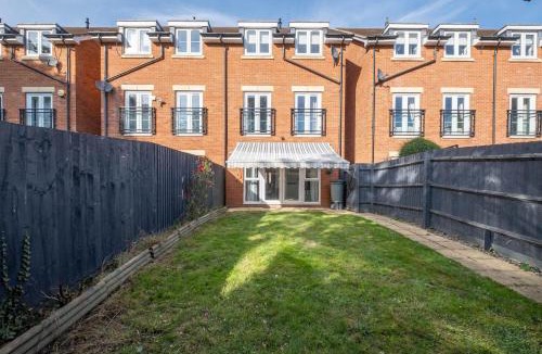 Langley Marish House | Foxherne 6BDR 3BA Serviced House with Parking - Slough By 360Stays