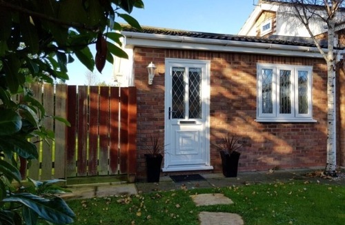 Chorlton-by-Backford Cottage | Foxlea Cottage – Peaceful Detached Retreat near Chester
