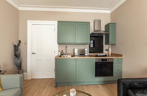 Hawick Apartment | Free Private parking | central location | park walking distance