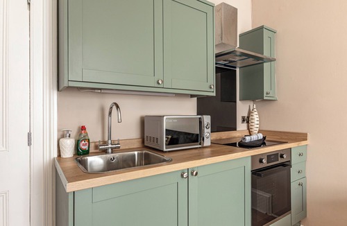 Hawick Apartment | Free Private parking | central location | park walking distance