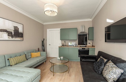 Hawick Apartment | Free Private parking | central location | park walking distance