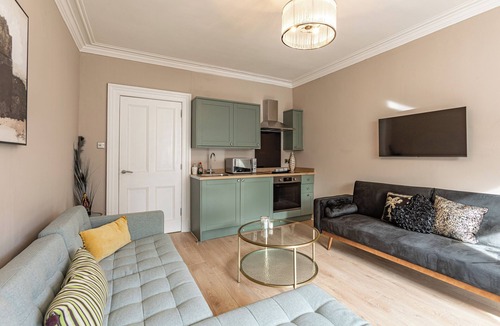 Hawick Apartment | Free Private parking | central location | park walking distance