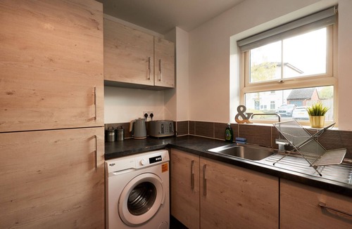 Woodthorpe House | Garden Relaxation, Easy City Centre Access, Secure Parking, Groups & Families