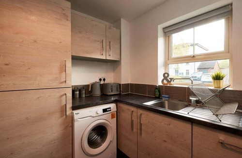 Woodthorpe House | Garden Relaxation, Easy City Centre Access, Secure Parking, Groups & Families