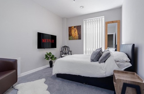 Saint Paul's Apartment | Garden View Serviced Flat by Castle Park, Lift
