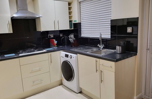 Edgware Apartment | Garland Modern Spacious Apartment With Garden, Edgware