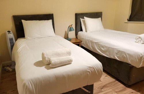 Edgware Apartment | Garland Modern Spacious Apartment With Garden