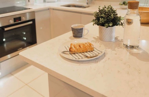 Chester Apartment | Gated Parking! Quiet block, lift, Sleeps up to 4