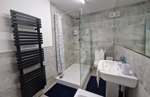 Dowlais House | Comfortable 3 Bed home Merthyr