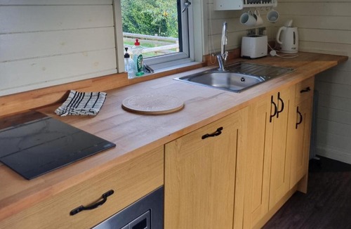 Llanfair Caereinion House | Glamping Hut - Riverview 5