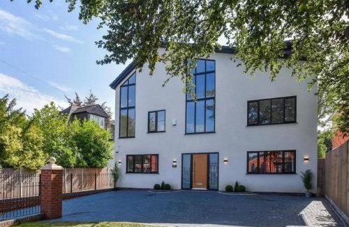 Wolverhampton House | Glams beautiful luxury home