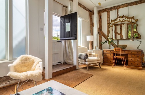 Stowmarket Apartment | Glorious open-plan thatched barn with abundant natural light - Buxhall Byre