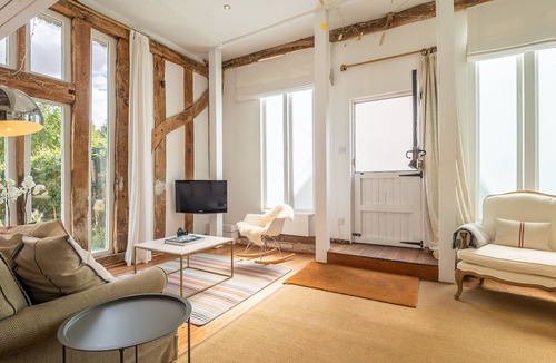 Stowmarket Apartment | Glorious open-plan thatched barn with abundant natural light - Buxhall Byre